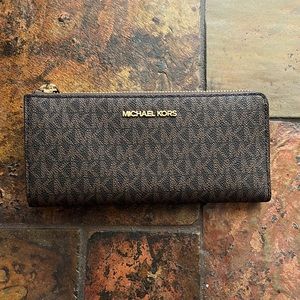 Never Used Michael Kors Jet Set Travel Large Logo Quarter-Zip Wallet